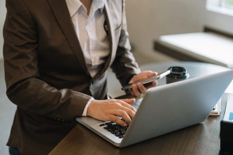 mão de mulher de negócios usando telefone inteligente, pagamentos de tablet e segurando compras on-line com cartão de crédito, omni channel, computador de teclado de encaixe para tablet digital no escritório à luz do sol